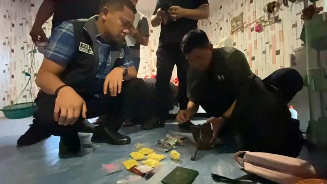 Polisi melakukan penggeledahan narkoba di Jalan Mangkubumi Medan. [Istimewa]